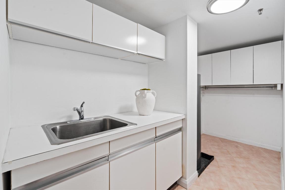 OLD PORT COVE LAKE POINT TOWER CONDO - Residential