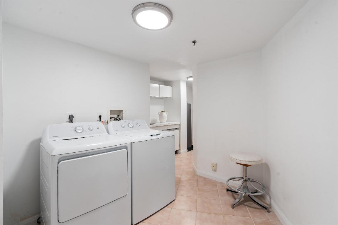 OLD PORT COVE LAKE POINT TOWER CONDO - Residential