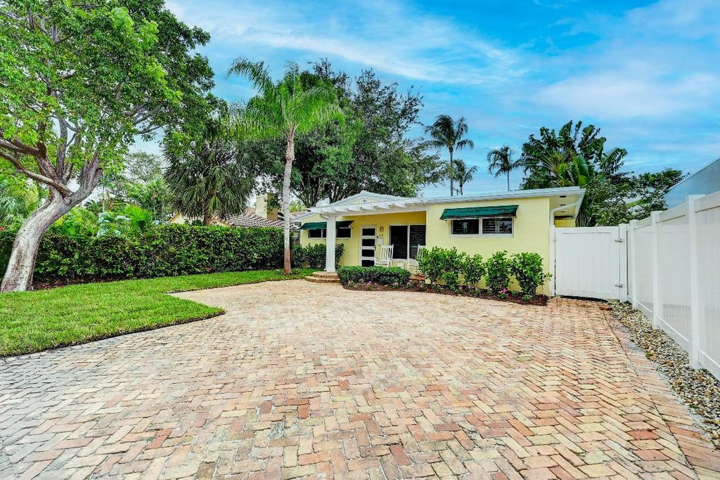 Photo of 712 SE 6 Court, Fort Lauderdale, FL 33301 (MLS # R10928123)