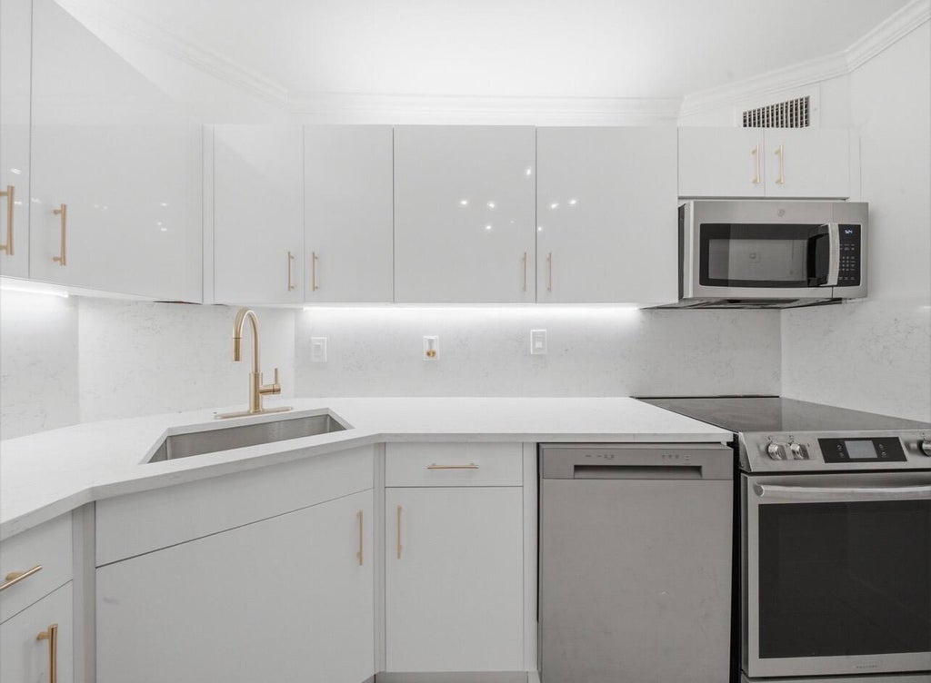 Photo of 3125 OAKLAND SHORES Drive #B203, Oakland Park, FL 33309 (MLS # B26078296)