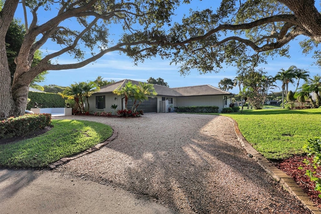Photo of 10158 SE ACORN Way, Jupiter, FL 33469 (MLS # B26091525)