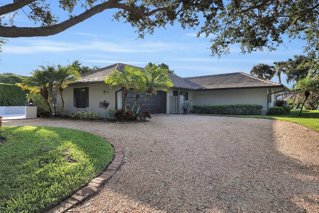 Photo of 10158 SE ACORN Way, Jupiter, FL 33469 (MLS # B26091525)