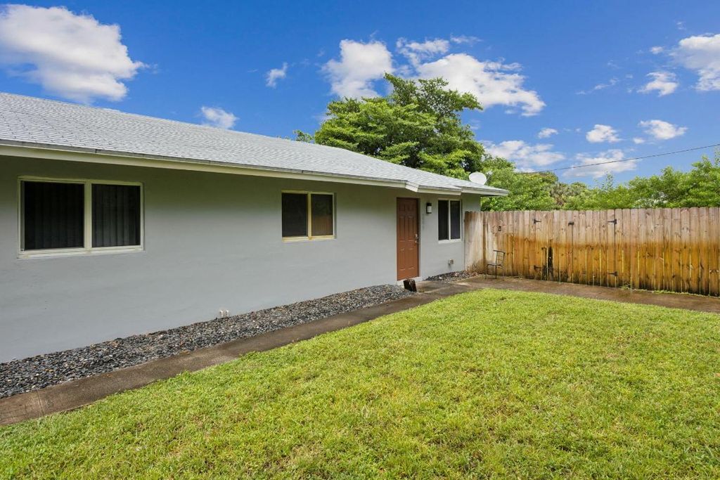 Photo of 2227 NE 3rd Avenue #2, Delray Beach, FL 33444 (MLS # R11013188)