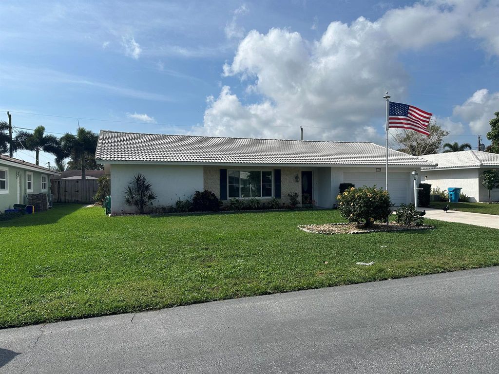 Photo of 1320 SW 25 Way, Boynton Beach, FL 33426 (MLS # R10966796)