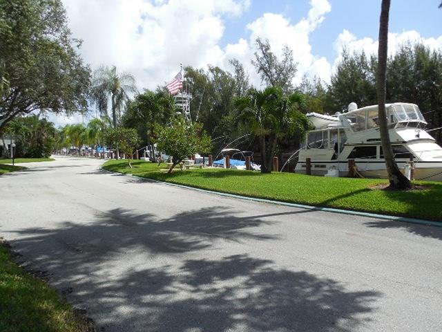 BAY COLONY CLUB - Residential