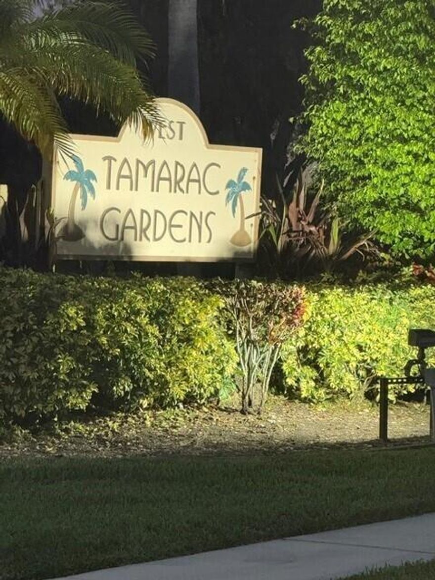 GREAT SECOND FLOOR UNIT, ALL TILES FLOORS, 2/2 WITH WASHER AND DRYER , ASSOCIATION OFFERES POOLS, TENNIS, BBQ SECTIONS NEAR BLDG.EASY ACCESS TO ROADS, SHOPS, DINNING AND ENTERTAINMENT.