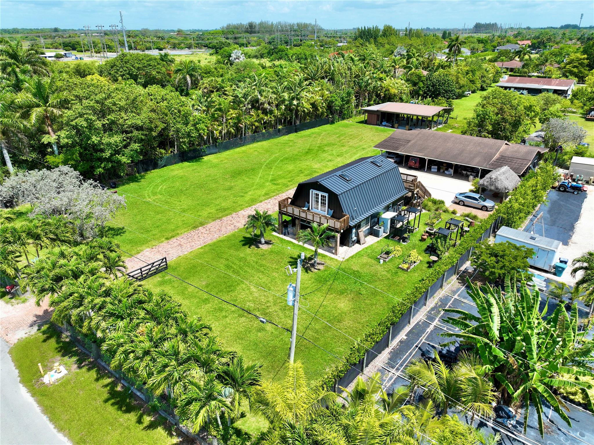 Redland farm home on a one acre lot, The main home consist of 2 bedrooms, 1 & 1/2 bathrooms, Wood ceilings, sky lights, French doors, front and back upstairs balcony with comfortable sitting areas to enjoy the sunset views. The guess house consist of 2 bedrooms, 1 full bathroom and a full kitchen. . Aluminum roof on the main home and shingle on the guess house. Can park up to 10 cars. Comfortable outdoor sitting areas for socializing, relaxation or to enjoy morning breakfast and coffee.
The huge yard is a versatile event space and is designed to host memorable events such as weddings, birthday parties, BBQ's, Outdoor art exhibits, Networking events Ect...