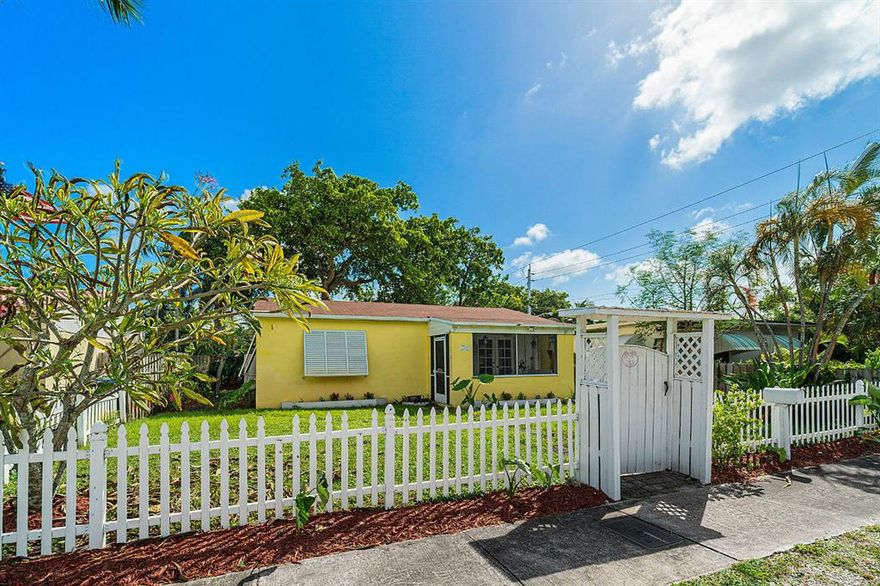 AMAZING OPPORTUNITY TO OWN 2 homes, The Main Home is a 2/1 with Living, Kitchen and Laundry room. The 2nd Home is a 1/1 on Separate Meters for Electric and Water, that just has been renovated. It has a Living room, Kitchen and Laundry room. GREAT POTENTIAL for RENTAL INCOME!! 24 hrs NOTICE NEEDED, TENANT LIVES in MAIN HOME WITH PET, DO NOT DISTURB PLEASE!!!