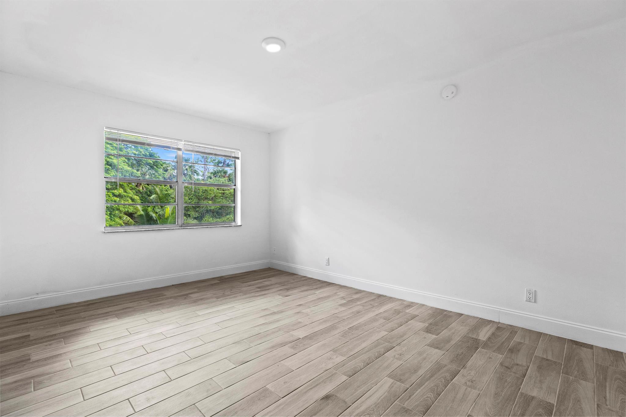 GOLDEN LAKES VILLAGE COND - Residential Lease