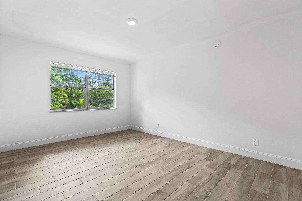 GOLDEN LAKES VILLAGE COND 1 THRU 13-A - Residential Lease