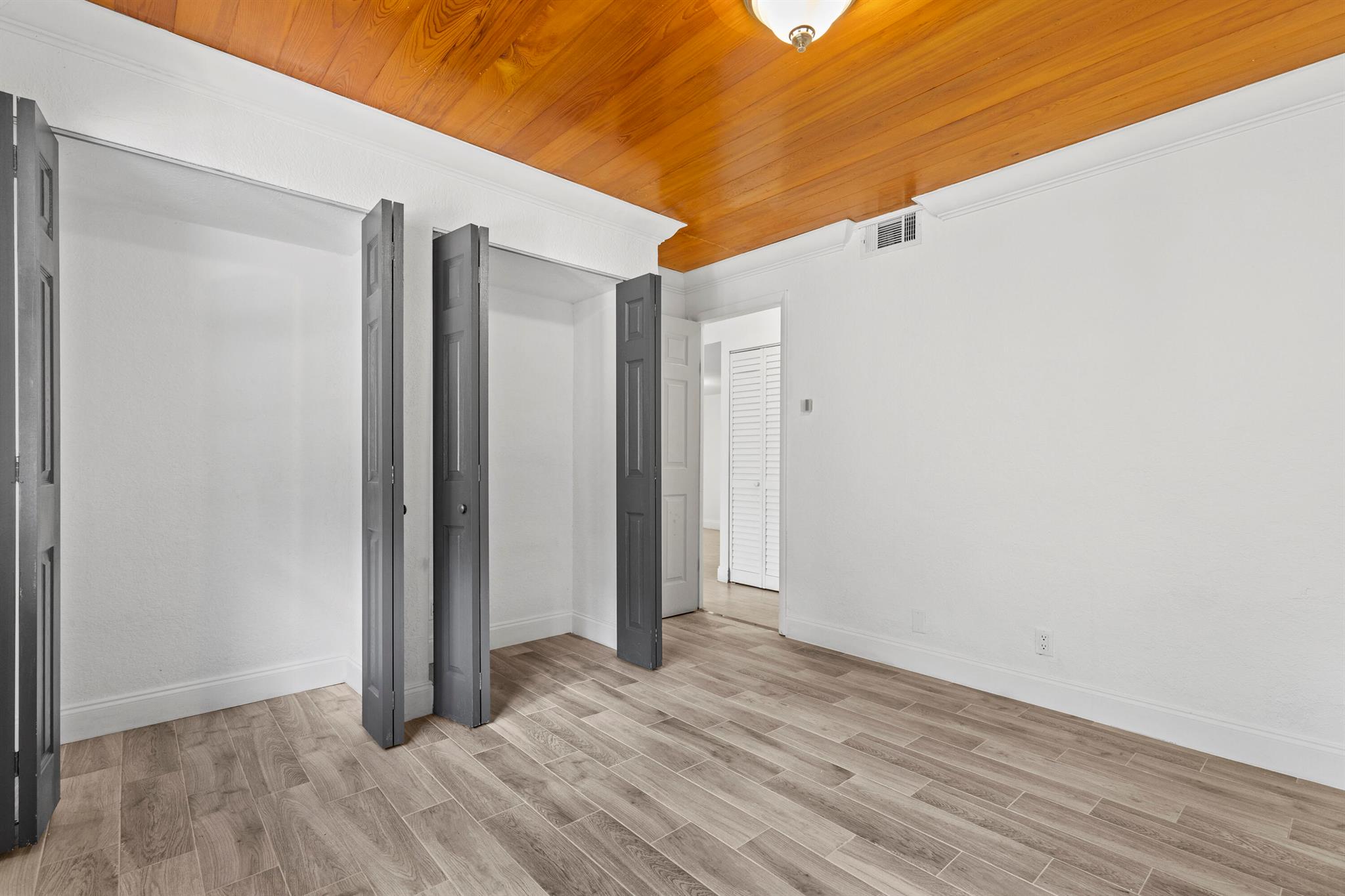 GOLDEN LAKES VILLAGE COND - Residential Lease