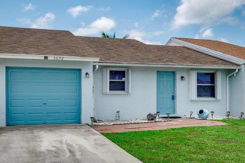Photo of 5692 SW Stonington Way SW #5692, Lake Worth, FL 33463 (MLS # R11133892)
