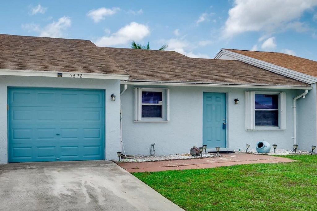 Photo of 5692 SW Stonington Way SW #5692, Lake Worth, FL 33463 (MLS # R11133892)