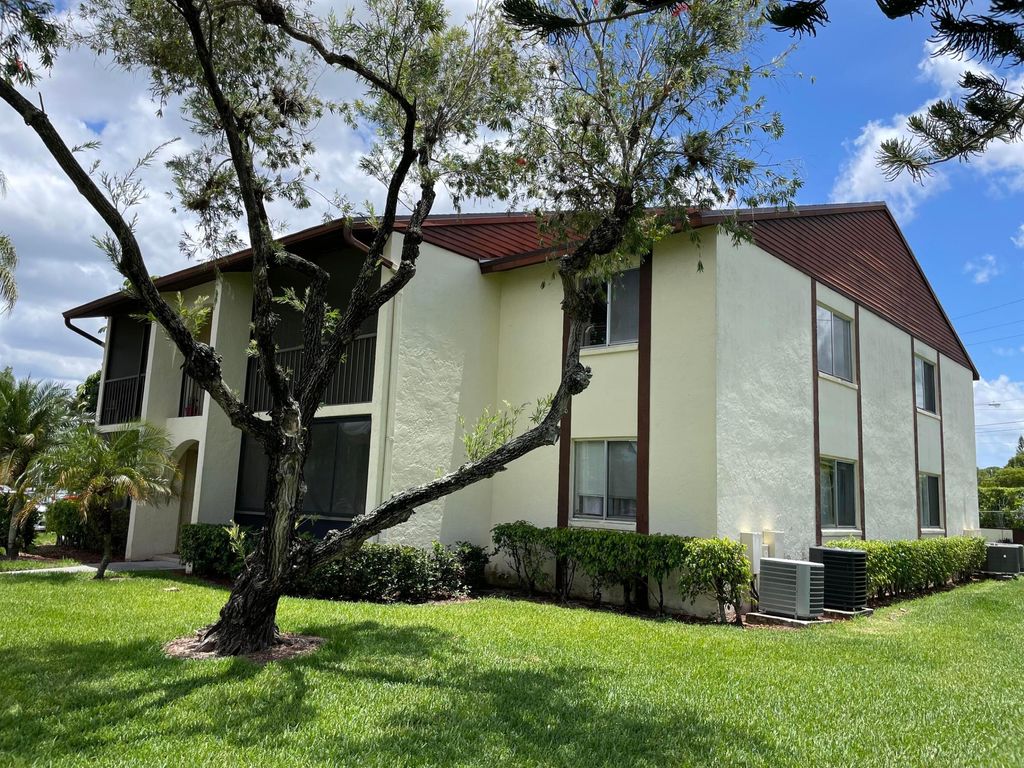Photo of 4717 Sable Pine Circle #D2, West Palm Beach, FL 33417 (MLS # R11169035)