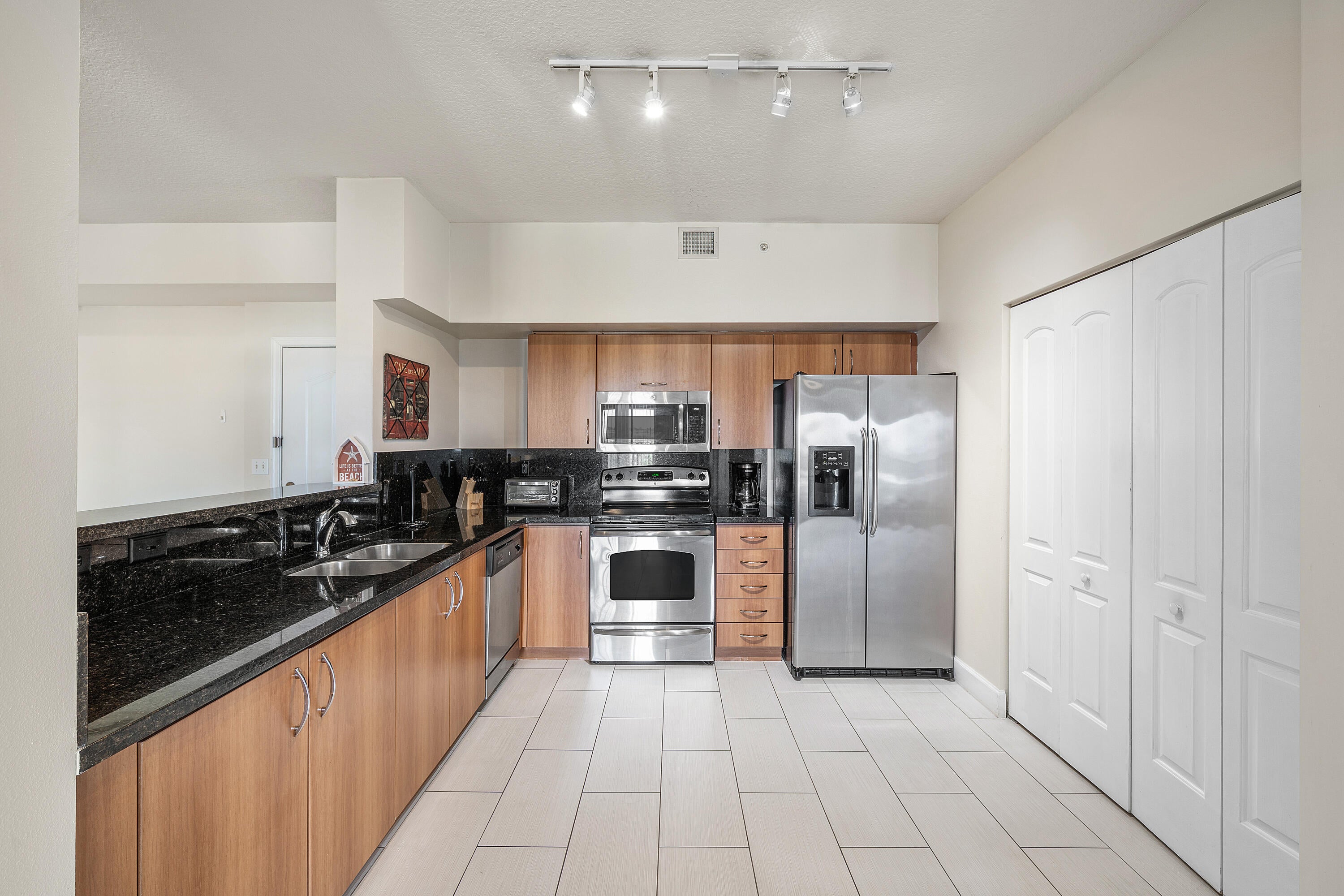 View photos, virtual tours, details... 255 NE 3rd Avenue 2503