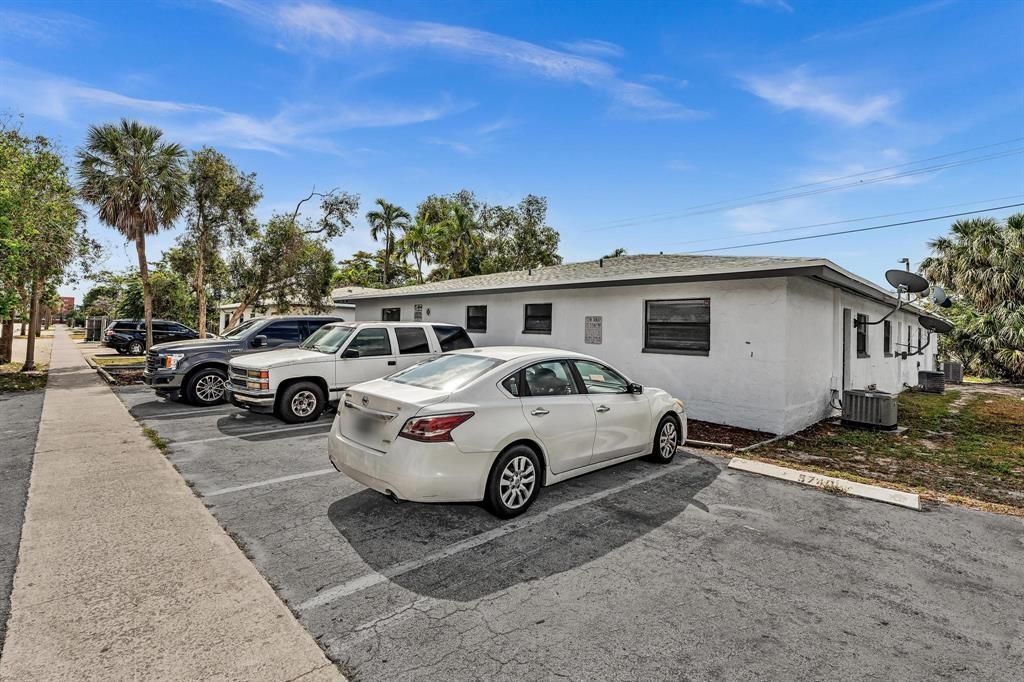 5744 NW 27th Ct