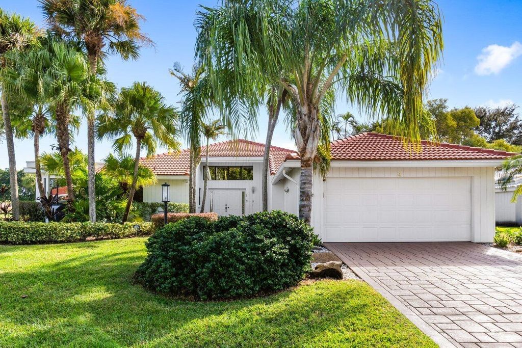 Photo of 4 Estate Drive, Boynton Beach, FL 33436 (MLS # R11044404)