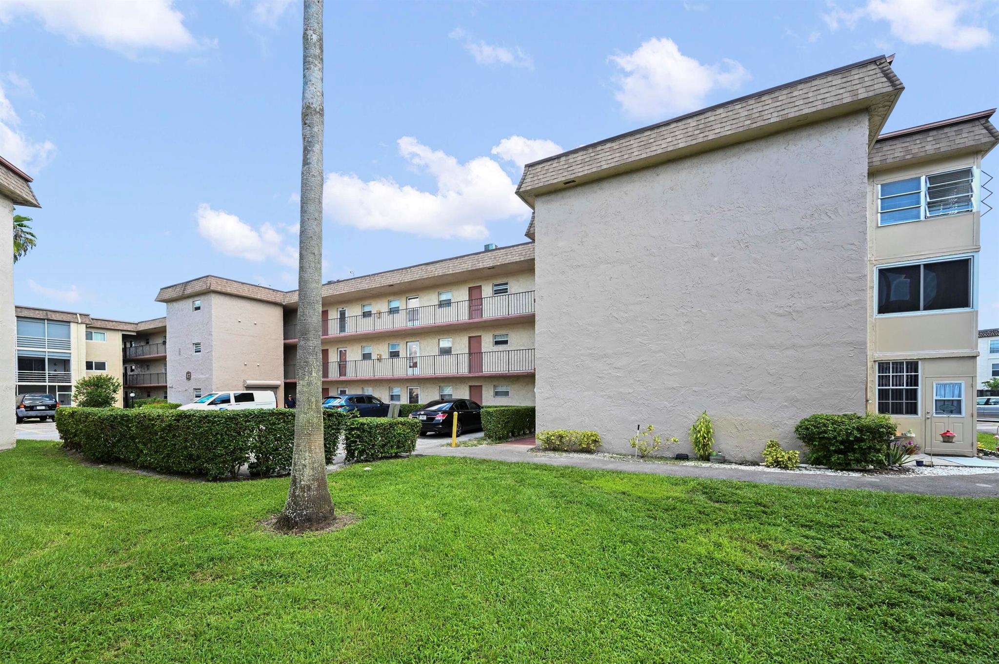 LAKESIDE VILLAGE COND NO - Residential