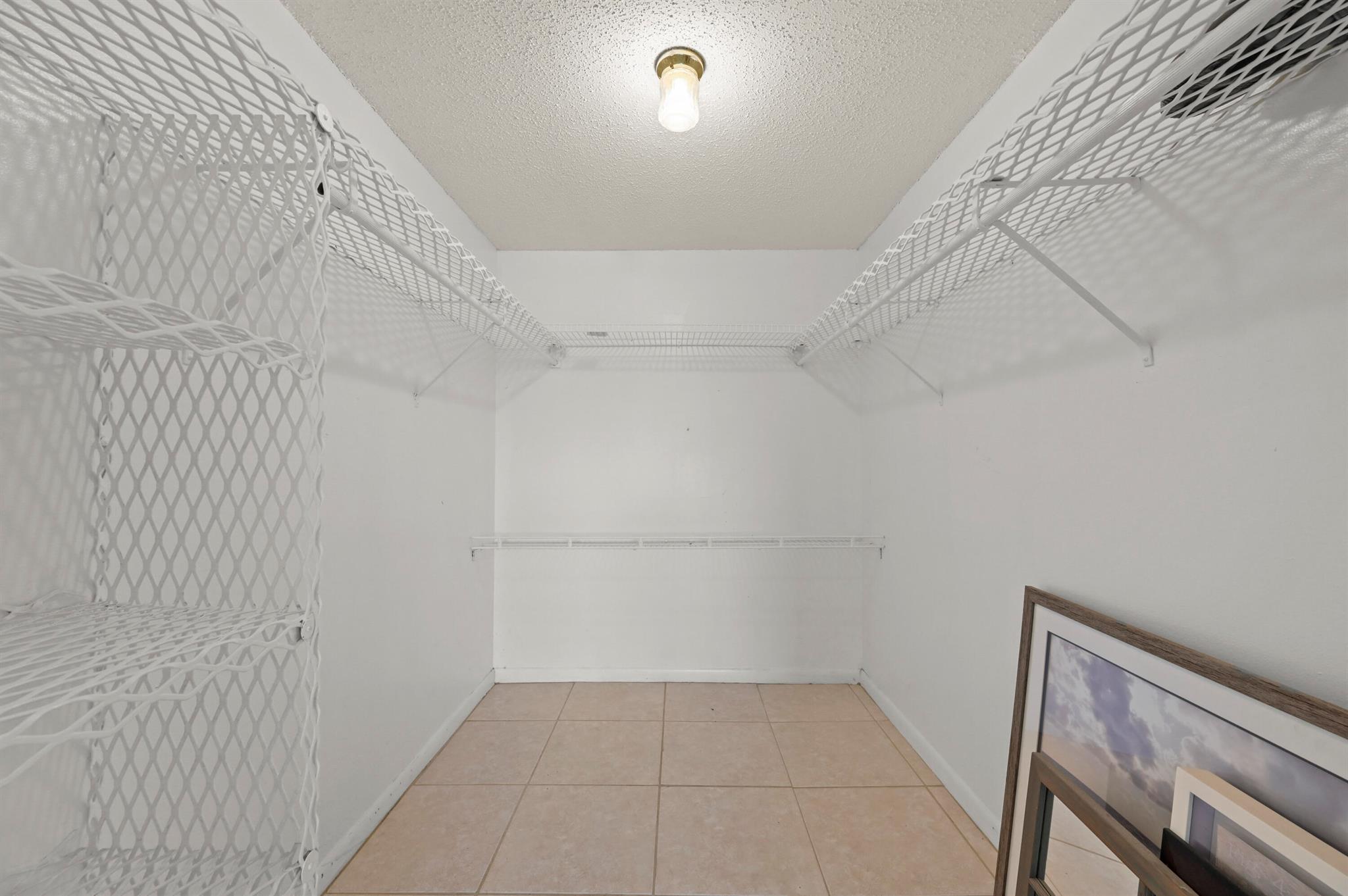 LAKESIDE VILLAGE COND NO - Residential