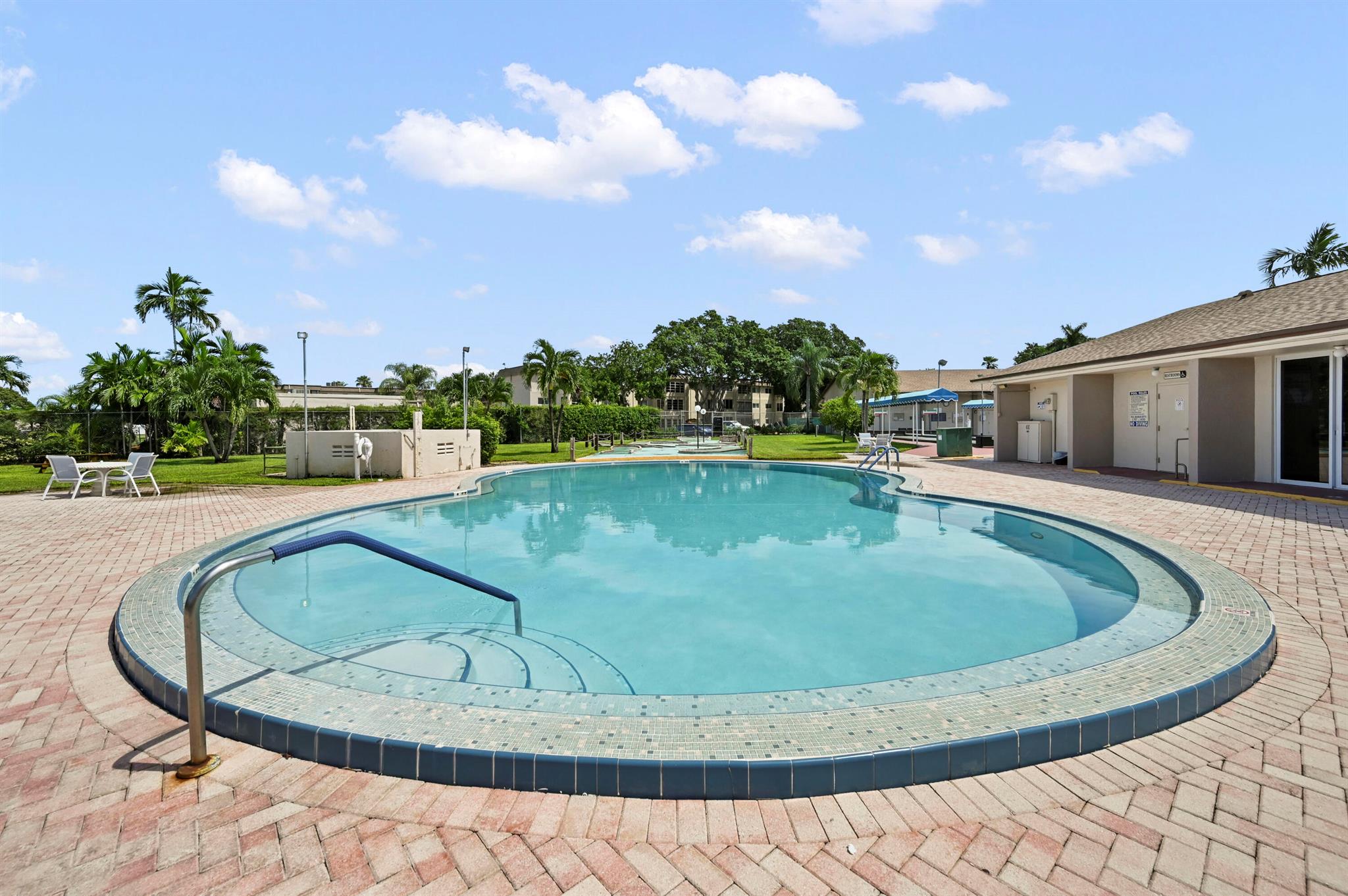 LAKESIDE VILLAGE COND NO - Residential