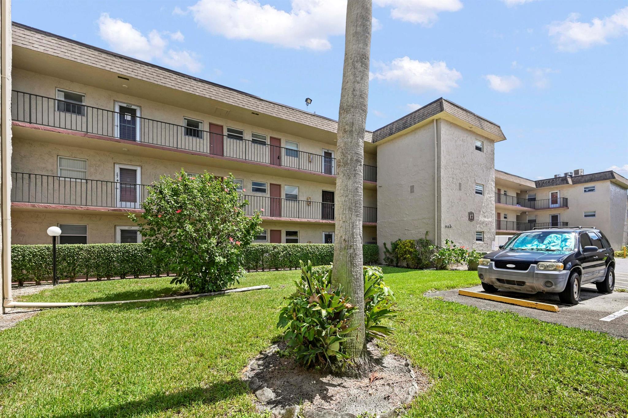 LAKESIDE VILLAGE COND NO - Residential