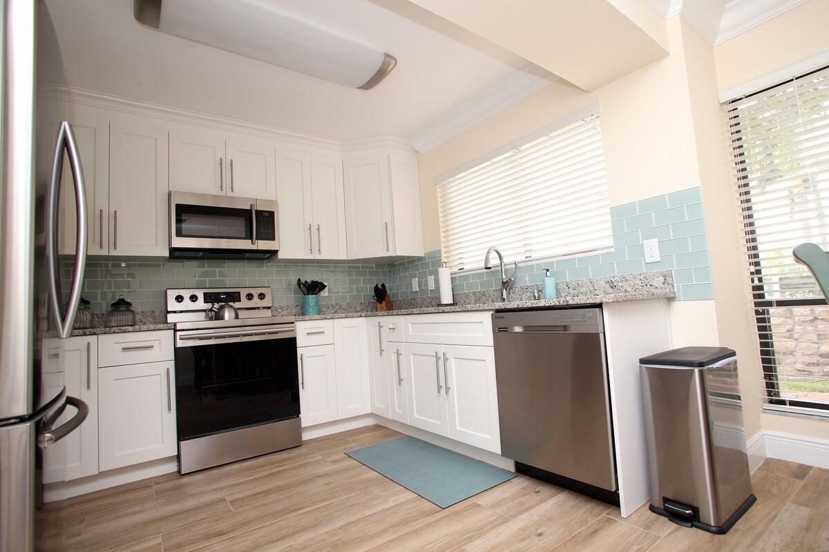 Amazing PGA National townhouse available to long term rentals or short term. Perfect for corporate re-locations or contract work. 2 car garage is very difficult to find within PGA National. Huge back yard. Located across the
street from PGA National fitness center.