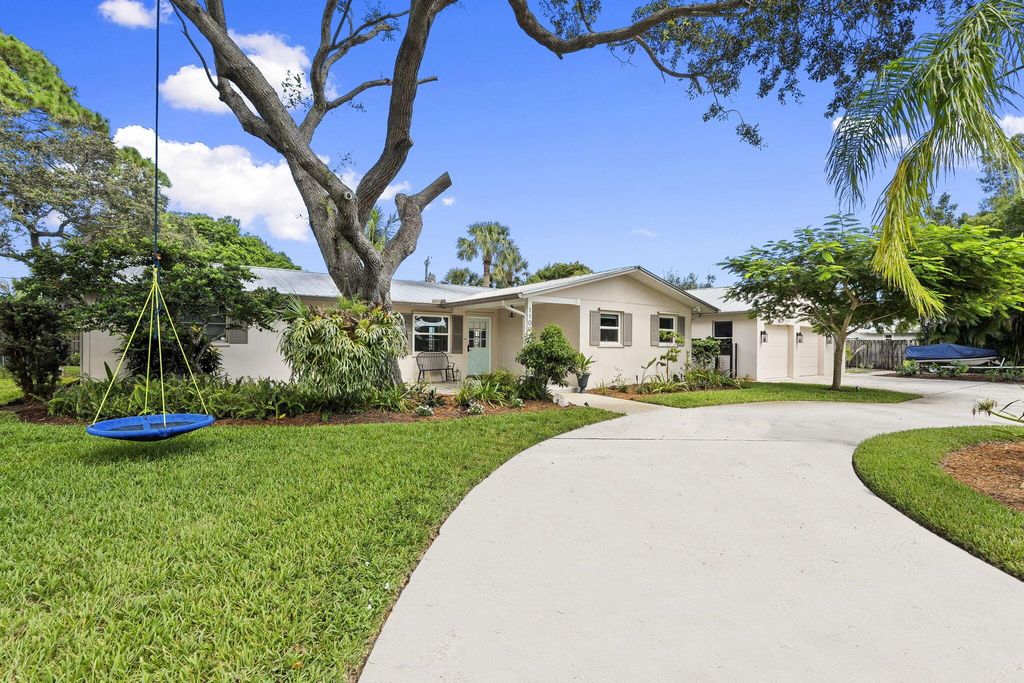 Photo of 1109 SE 7th Street, Stuart, FL 34996 (MLS # R11130184)