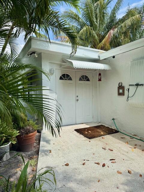 Conveniently located 2 bed 1 bath cottage in non HOA community, close to schools, turnpike and equestrian area. Available for long or short term.