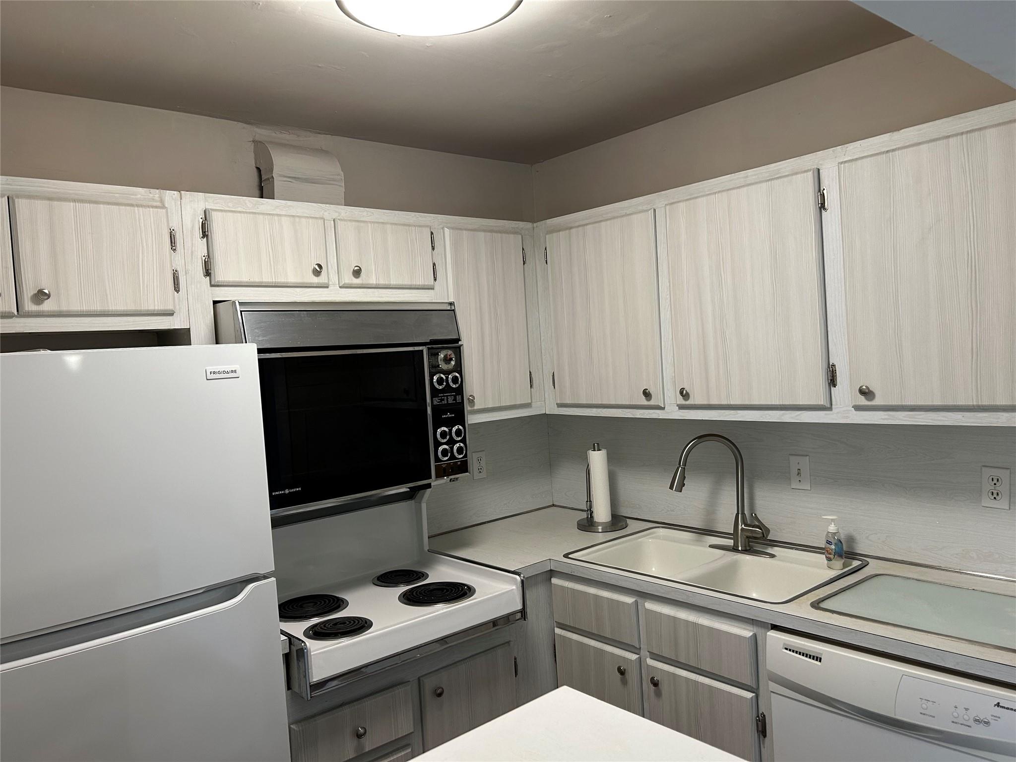 180 Cypress Club Dr 814