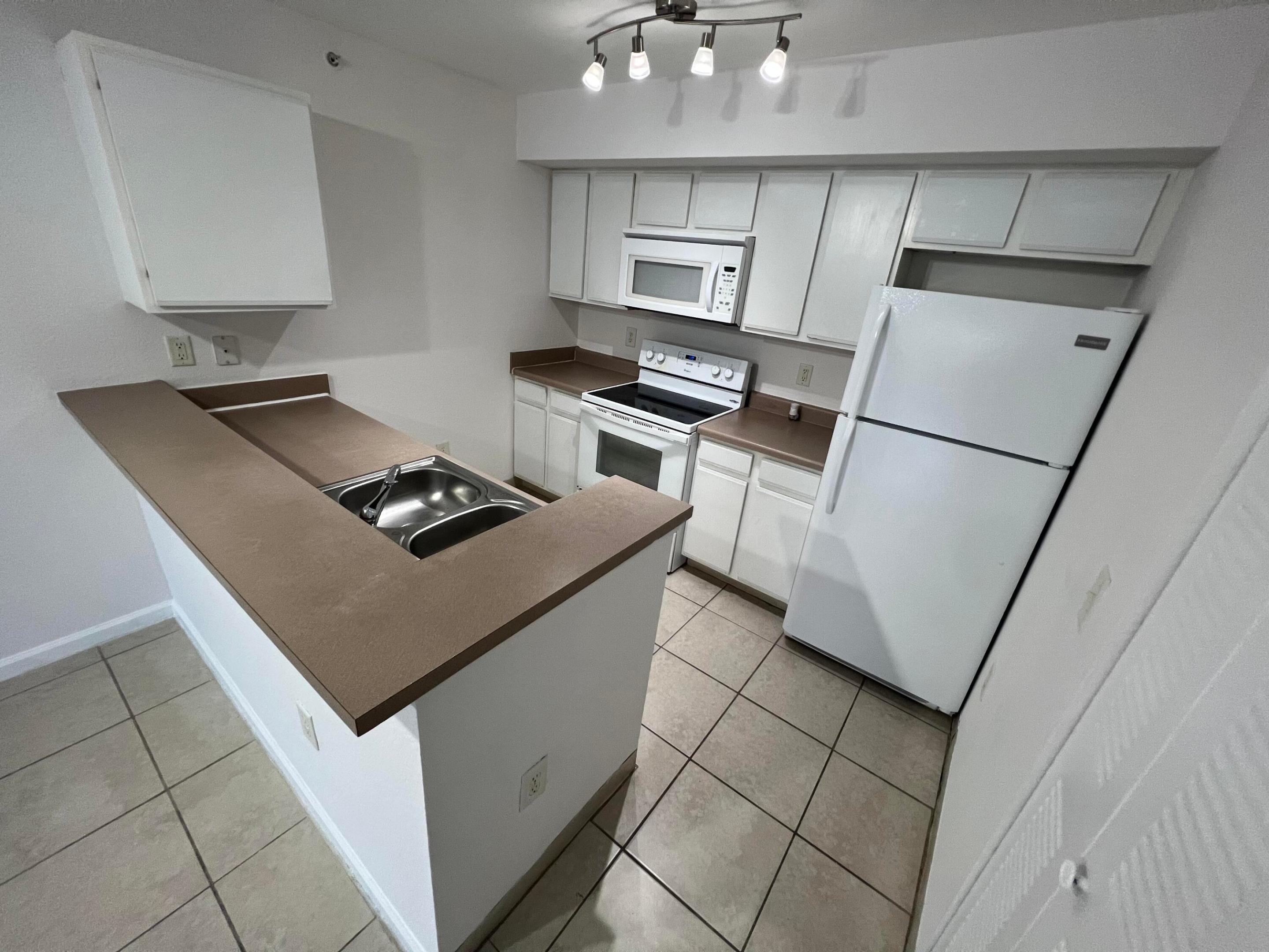 THE CLUB AT ST LUCIE WEST, A CONDOMINIUM - Residential Lease