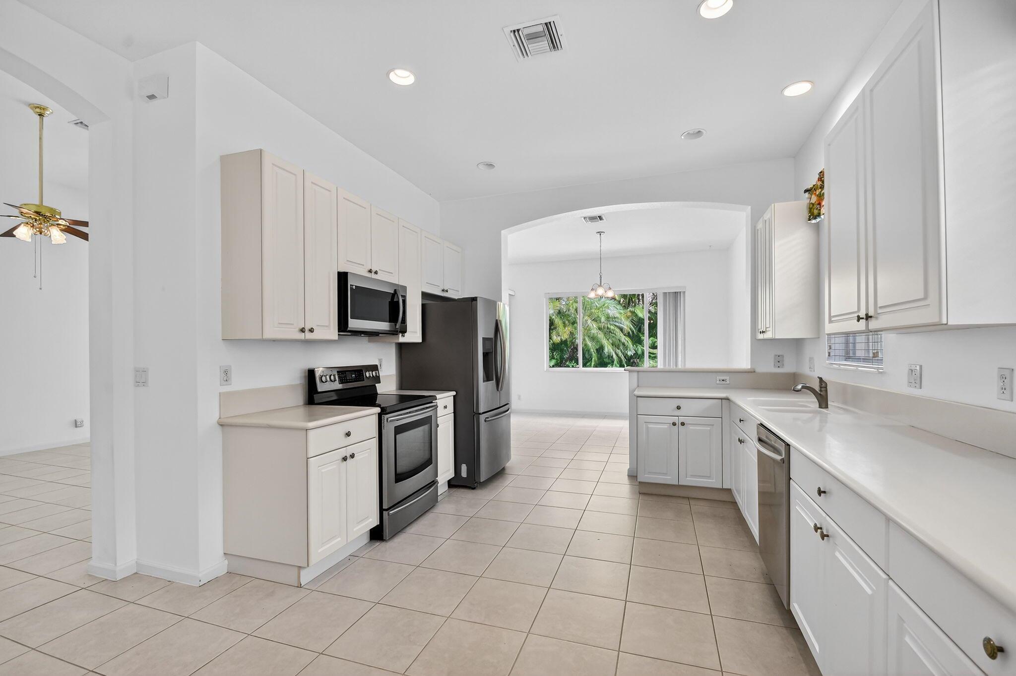 West Palm Beach, Florida 33411, United States, 3 Bedrooms Bedrooms, ,2 BathroomsBathrooms,Residential,Pending,209478