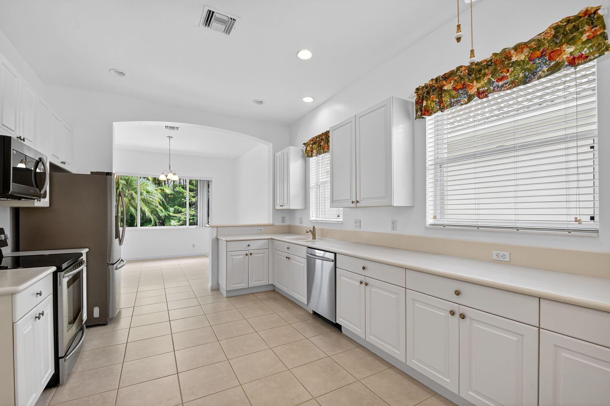 West Palm Beach, Florida 33411, United States, 3 Bedrooms Bedrooms, ,2 BathroomsBathrooms,Residential,Pending,209478