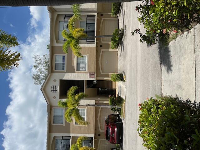 Beautiful 3/2/1 unit in Grandview.Close to everything, Shopping malls, Restaurants, Hospitals, Highways, Polo fields. great schools and more!!!!!