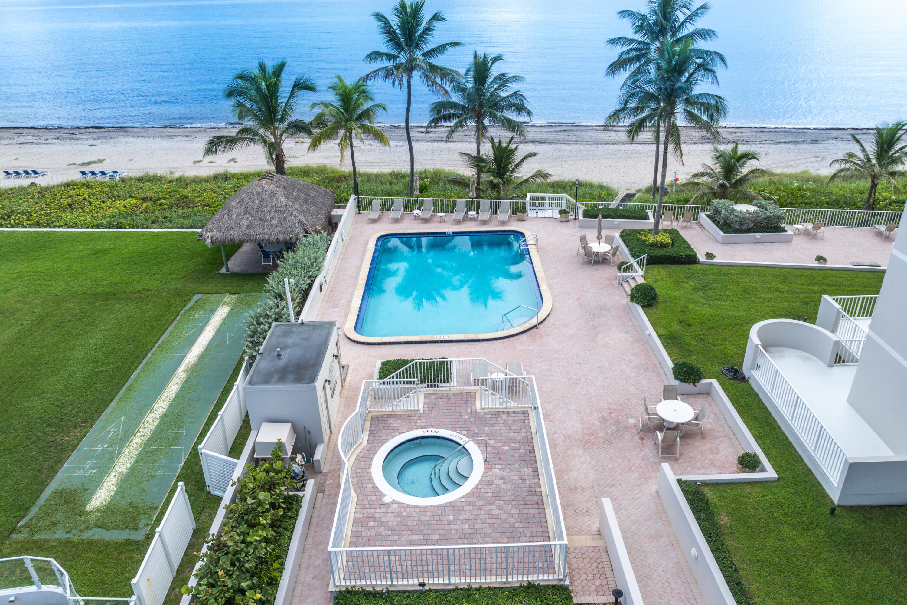 2917 S Ocean Boulevard 104, Highland Beach, FL, 33487/$1,550,000 4 2917 S Ocean Boulevard 104