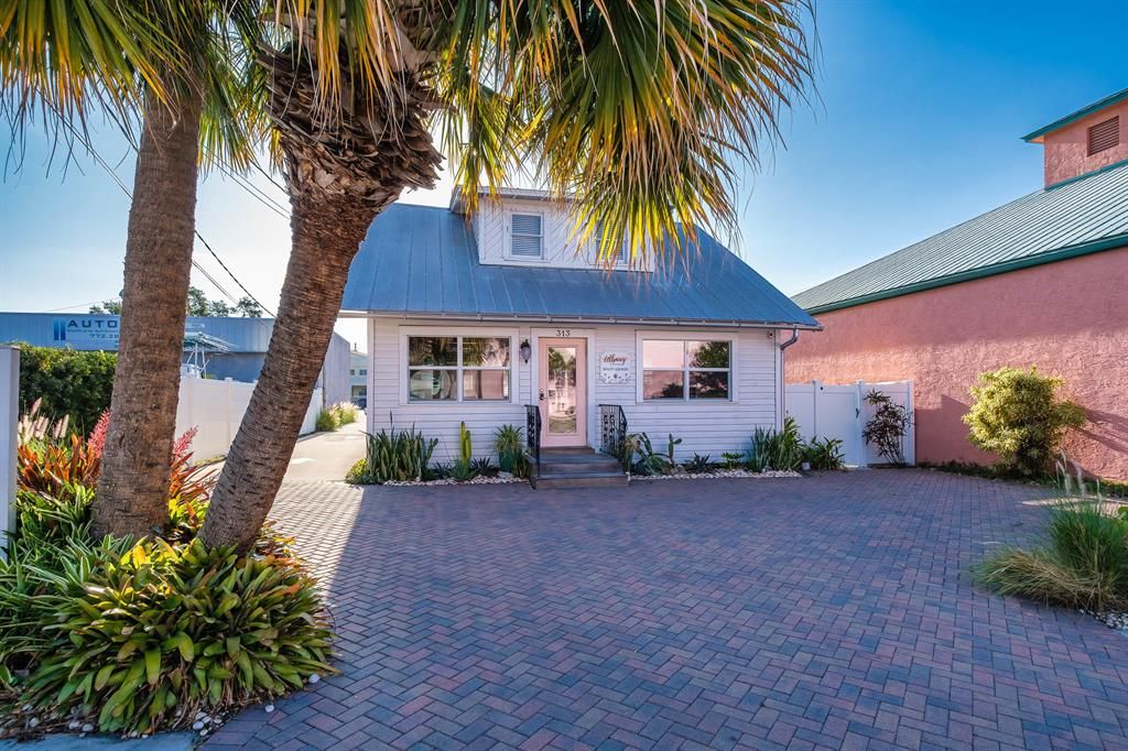 Photo of 313 SW Albany Avenue, Stuart, FL 34994 (MLS # R10711058)