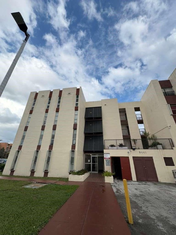 VERSAILLE GARDENS I CONDO - Residential Lease