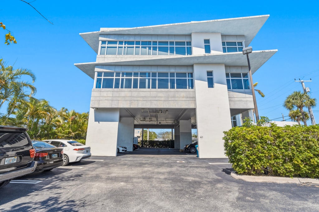 Photo of 3330 N Federal Highway, Boynton Beach, FL 33435 (MLS # B26048404)