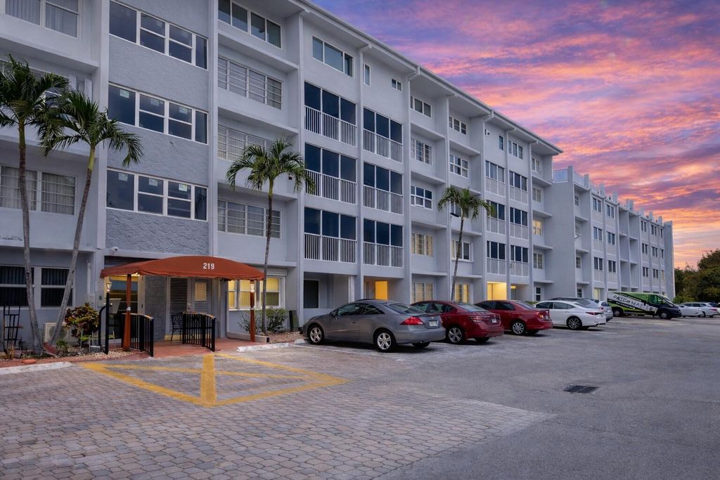 Photo of 215 SE 3rd Avenue #306d, Hallandale Beach, FL 33009 (MLS # B26009887)