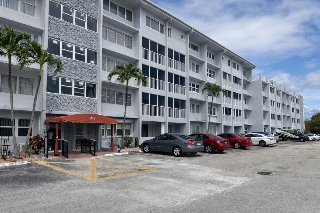 Photo of 215 SE 3rd Avenue #306d, Hallandale Beach, FL 33009 (MLS # B26009887)