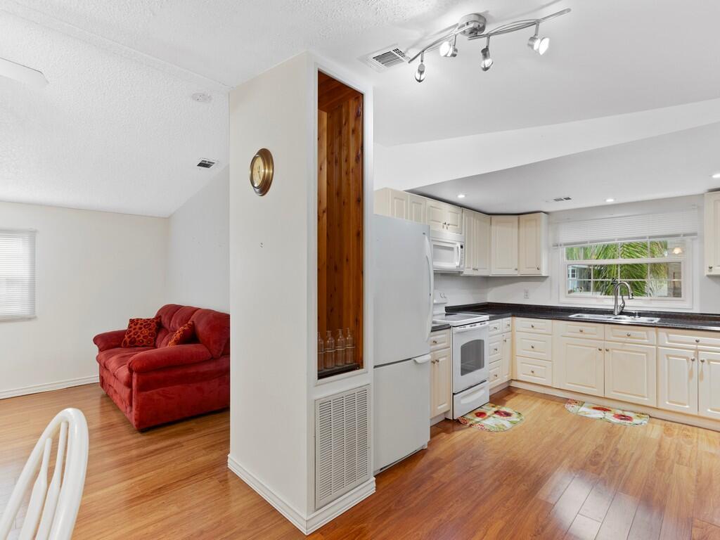 TROPICAL ISLES - Residential