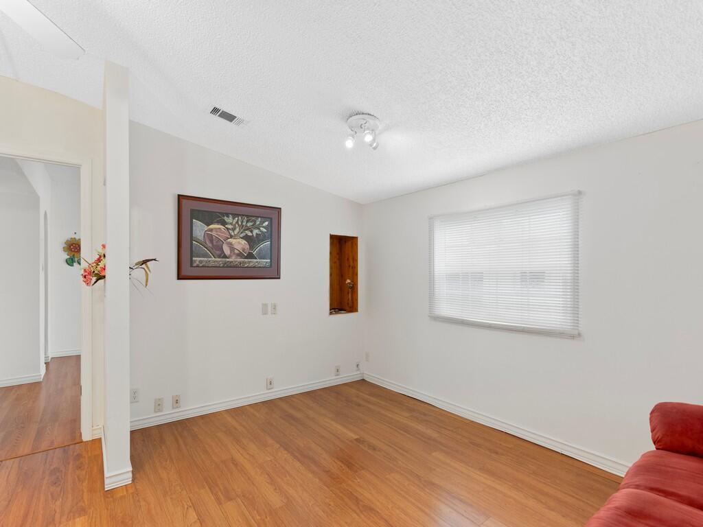 TROPICAL ISLES - Residential