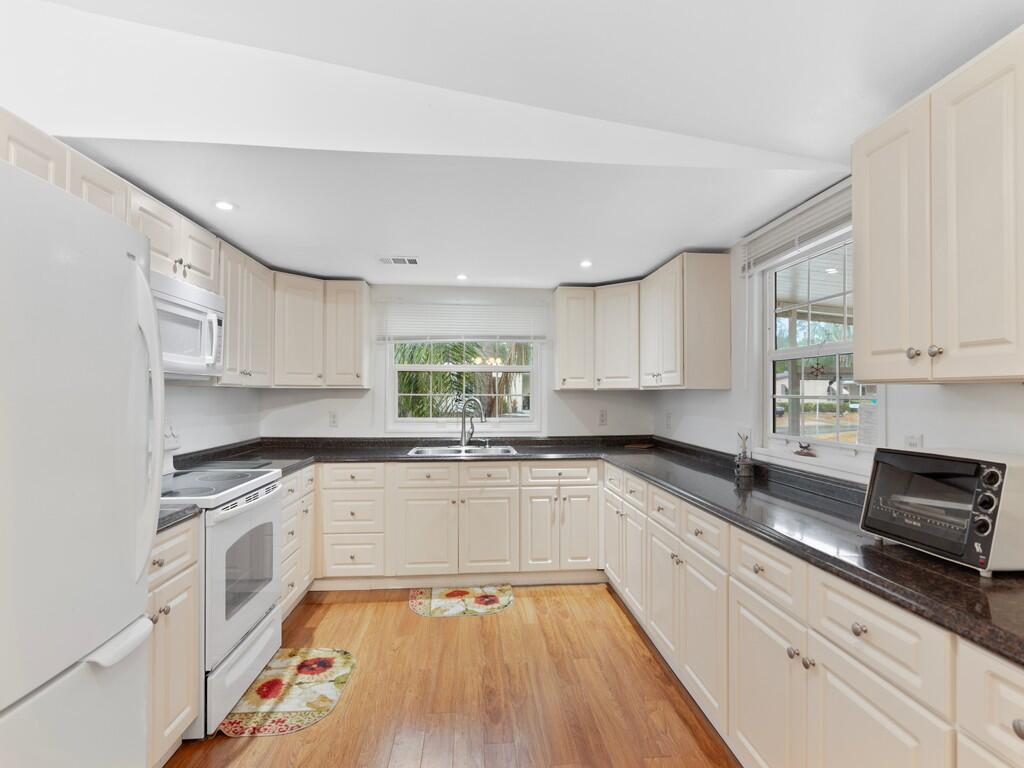 TROPICAL ISLES - Residential