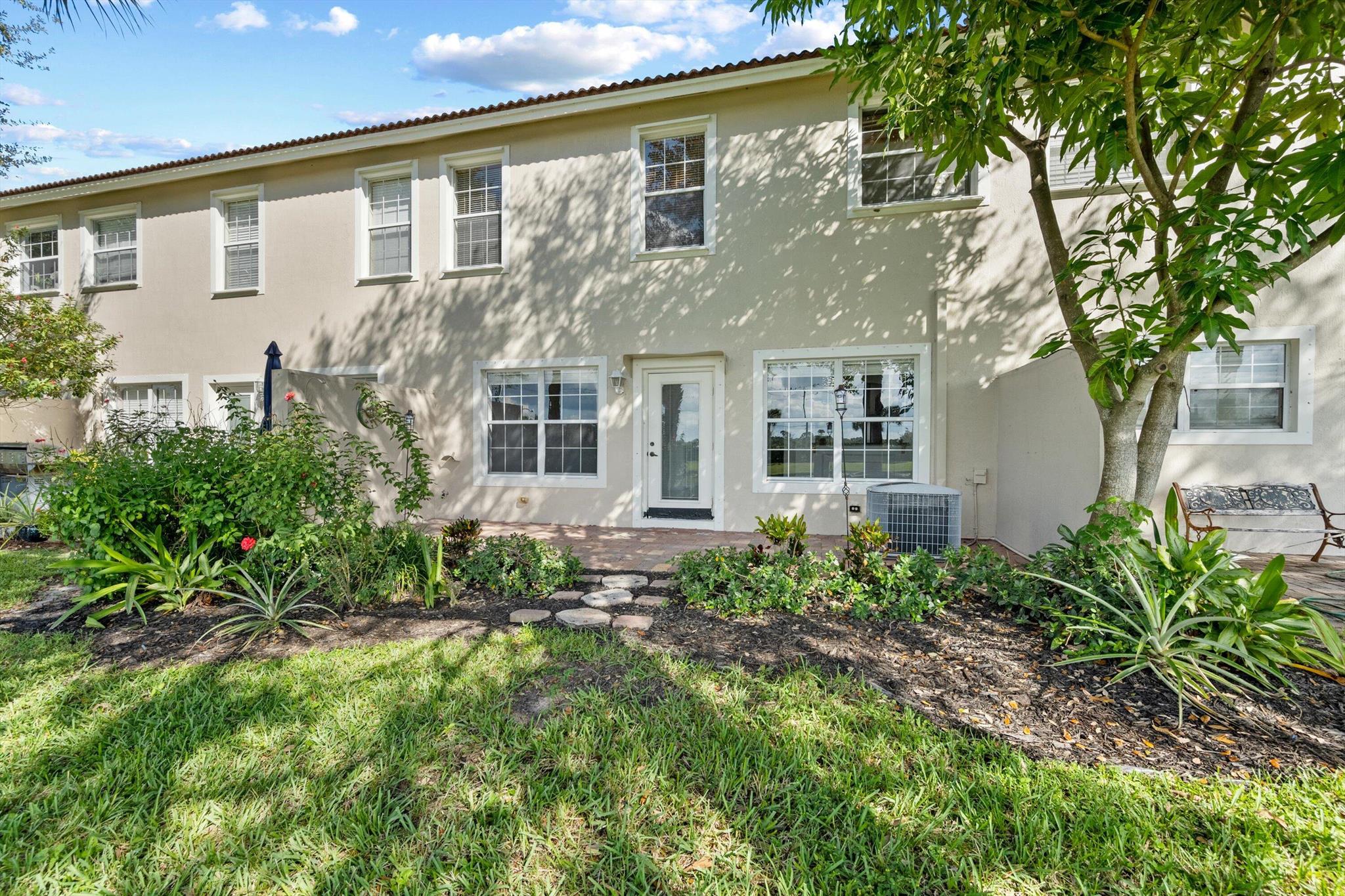 VERONA PALMS - Residential Lease