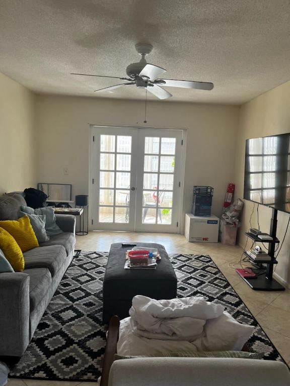 VILLAGE ROYALE CONDO 7 - Residential