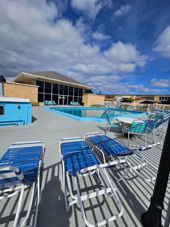 VILLAGE ROYALE CONDO 7 - Residential