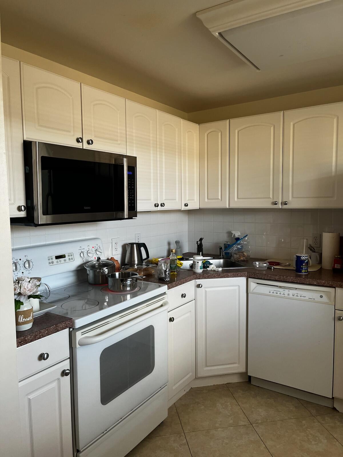 VILLAGE ROYALE CONDO 7 - Residential