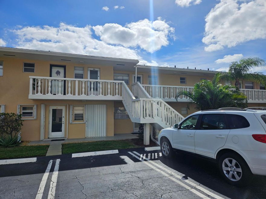 Village Royale is ideally situated in Boynton Beach near shopping and major roadways. Golf courses and beautiful beaches within a short drive. You are within walking distance of a beautiful marina located on the Intercoastal Waterway.  EXTERIOR RECENTLY PAINTED.
WASHER AND DRYER. TILE FLOORS. UPDATED KITCHEN AND BATHS. ENCLOSED PORCH.
MAKE AN OFFER!