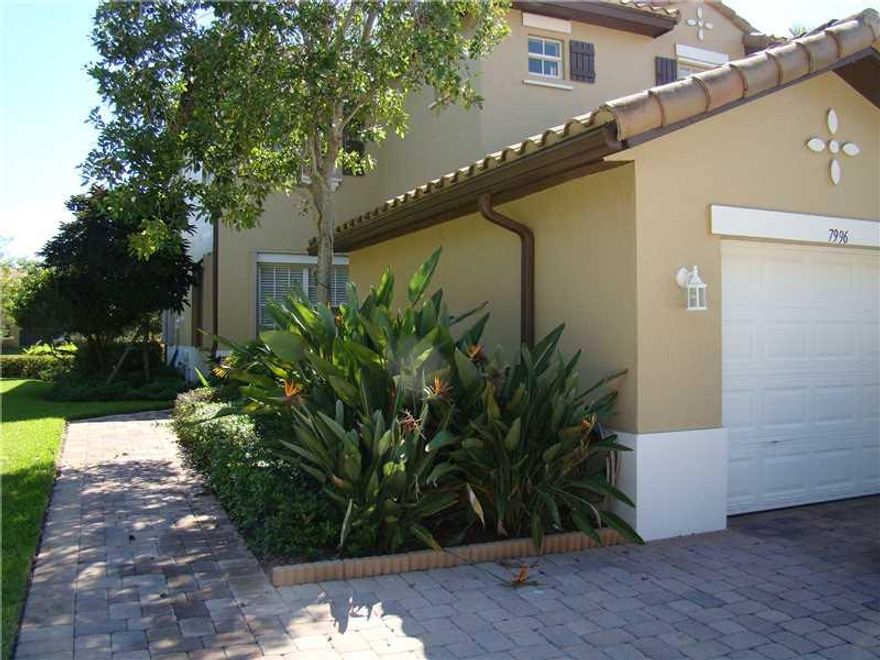 3/2 FIRST FLOOR CORNER UNIT WITH A ONE CAR GARAGE KEPT IN IMPECCABLE CONDITION. EASTERLY BACKYARD EXPOSURE PROVIDES SHADY PATIO OVERLOOKING LAKE FOR ENJOYMENT. A/C WAS REPLACED IN  2015. ACCORDION HURRICANE SHUTTERS. SPLIT BEDROOMS, 9'4" CEILINGS,TILE IN MAIN LIVING AREAS. WOOD LAMINATE FLOORING IN THE MASTER,CARPET IN THE OTHER BEDROOMS. EXCEPTIONAL PARKLAND SCHOOLS. GOLF COURSE AT COMMUNITY ENTRANCE. AMENITIES INCLUDE ACTIVE CLUBHOUSE, RESORT STYLE POOL, SPA, FITNESS CENTER, TENNIS, BIKE TRAILS, ETC.