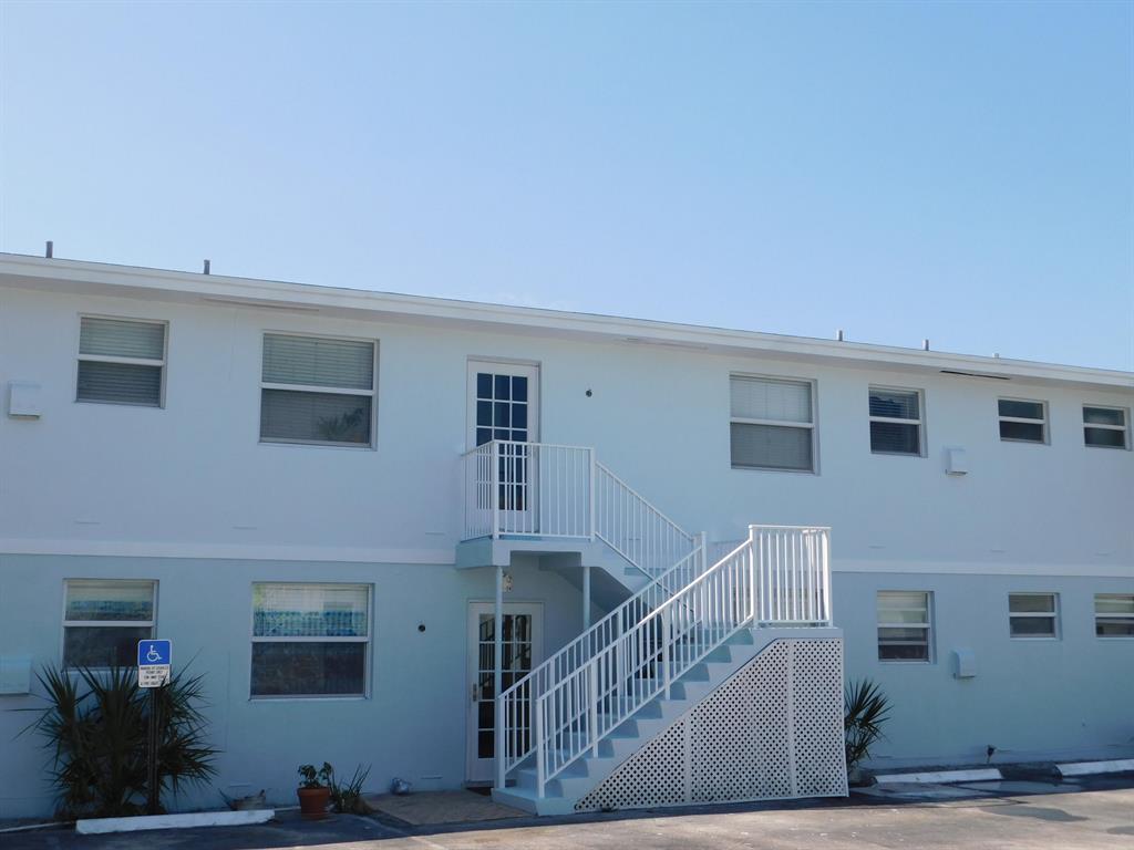 Very nice first floor apartment. Peaceful area on the Earman River with pool access and dock available for $200 a month. 2 small pets allowed. Personal Trucks okay.