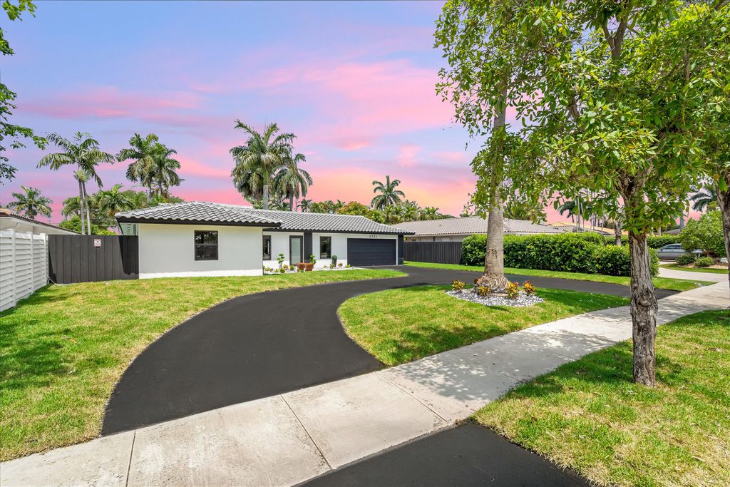 Photo of 4721 Bayview Drive, Fort Lauderdale, FL 33308 (MLS # B26029929)